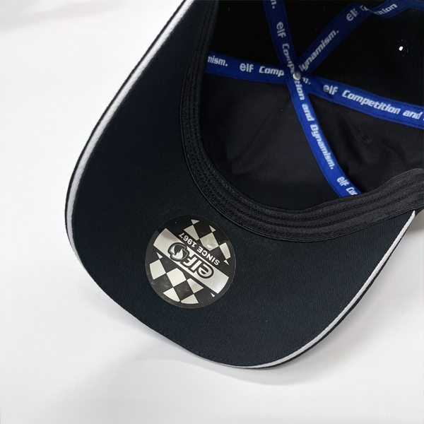 “ツバ裏のシールは剥がさずにそのまま着用する事もできます”