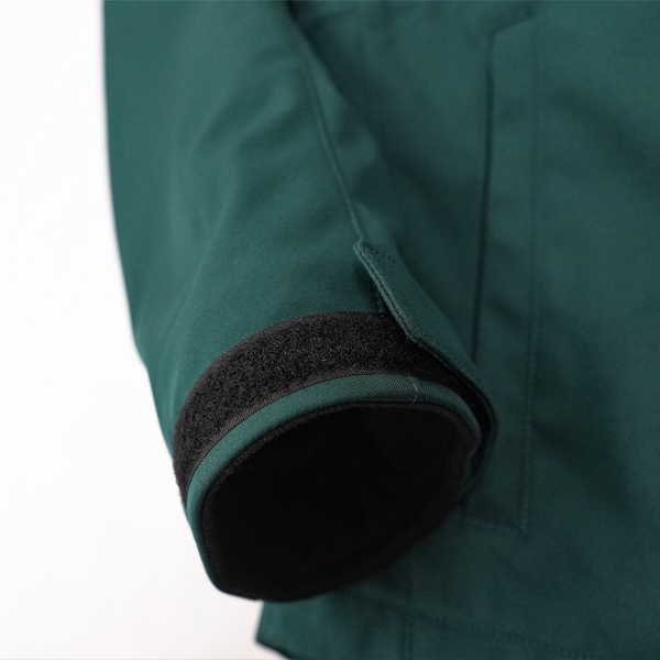 “袖口面ファスナー仕様のフラップ”