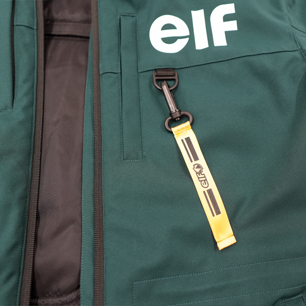 “胸ポケットとキーホルダー付きのDカン装備”