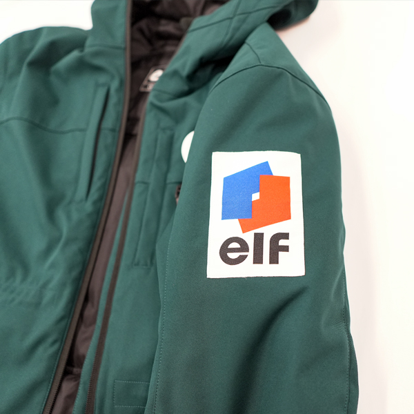 “左袖の存在感のあるエルフクラシックロゴ”