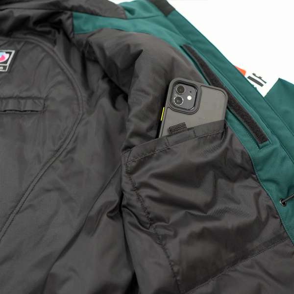 “スマートフォンが入るサイズの内ポケット”