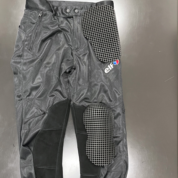 “膝、腰部にエアスループロテクター標準装備”