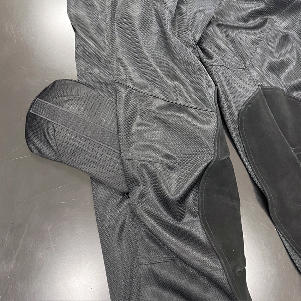 “膝プロテクターは履いたまま着脱、位置調整可能”