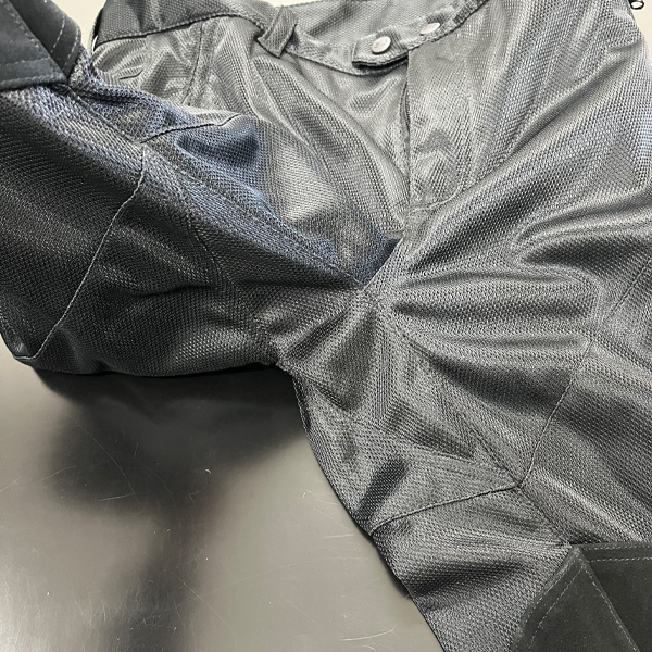 “股部分はガゼットクロッチ仕様。乗車時の突っ張りを大きく軽減します”