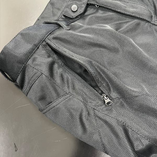 “ポケットは落下を防ぐファスナー開閉仕様”